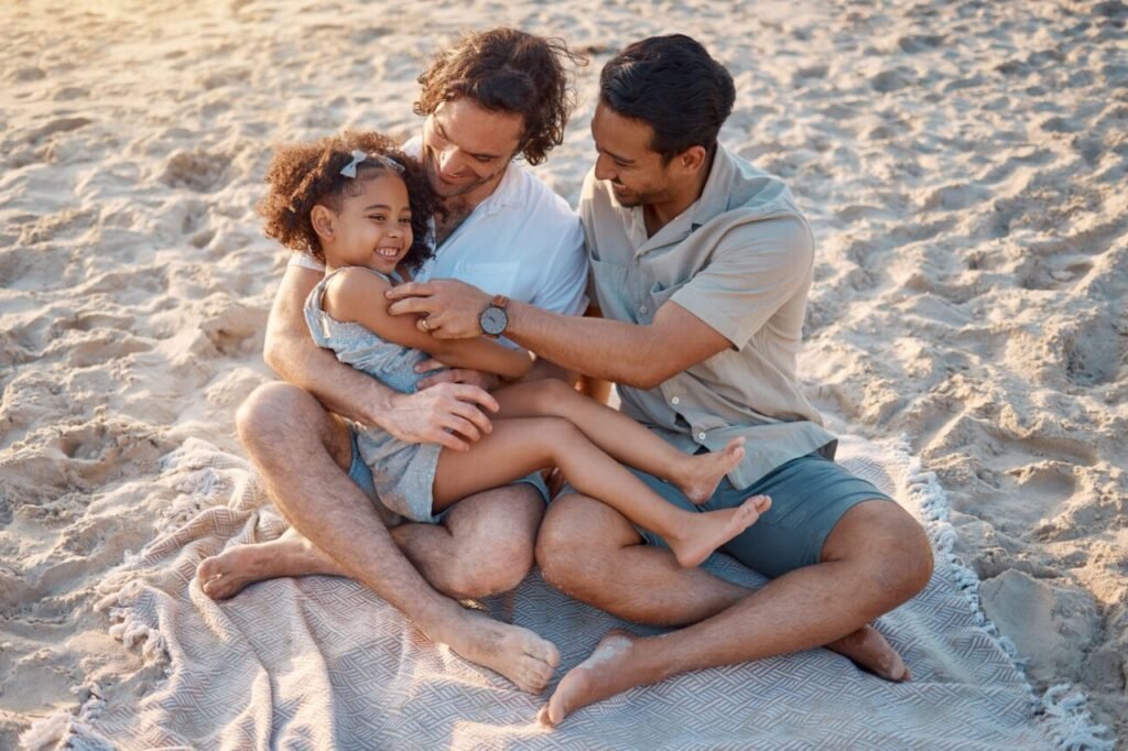 Familia LGBT en la playa