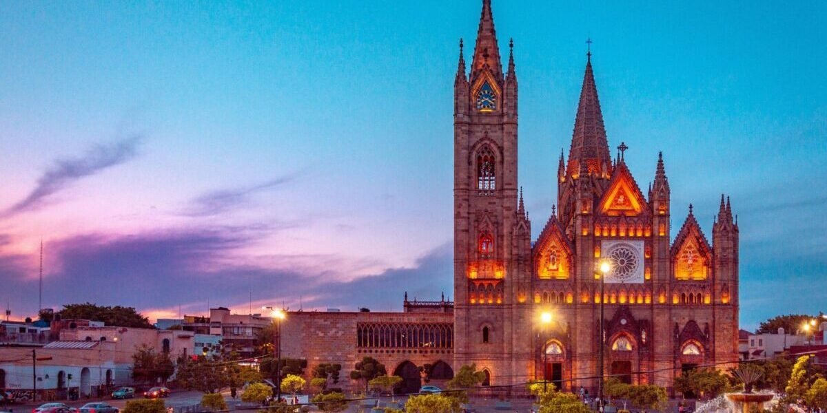 Foto de Abraham: https://www.pexels.com/es-es/foto/ciudad-punto-de-referencia-iglesia-monumento-12116128/