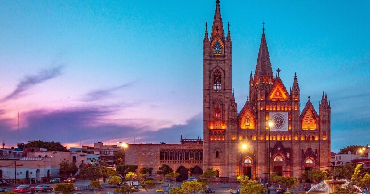Foto de Abraham: https://www.pexels.com/es-es/foto/ciudad-punto-de-referencia-iglesia-monumento-12116128/