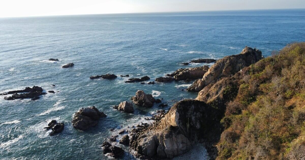 Foto de Viajes Random: https://www.pexels.com/es-es/foto/mar-naturaleza-rocas-bosque-11176109/