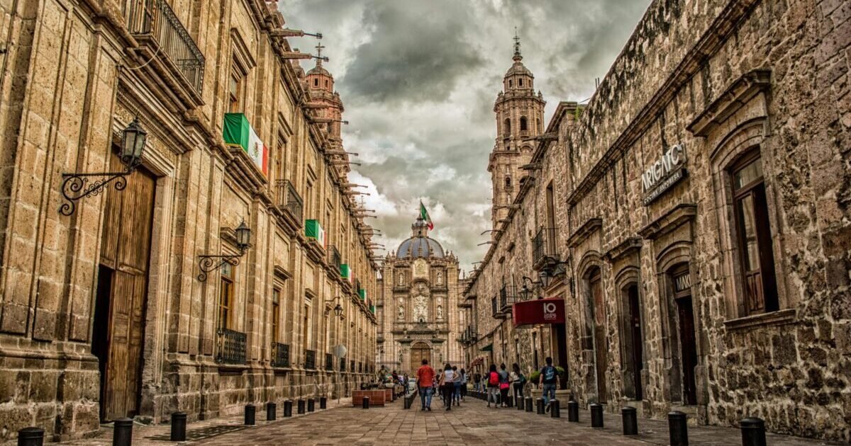 Foto de Genaro Servín: https://www.pexels.com/es-es/foto/bandera-de-mexico-en-edificio-marron-de-2-pisos-763429/