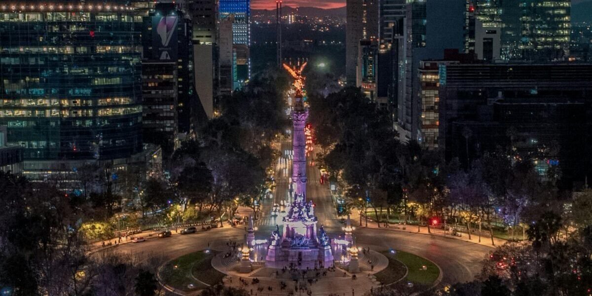 Foto de Fernando  Paleta: https://www.pexels.com/es-es/foto/noche-oscuro-rascacielos-iluminado-12316041/