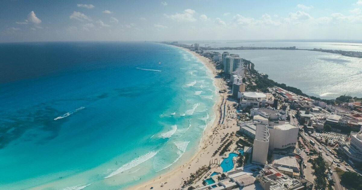 Caribe mexicano 04 Foto de Zachary DeBottis: https://www.pexels.com/es-es/foto/mar-oceano-al-aire-libre-foto-aerea-4306937/