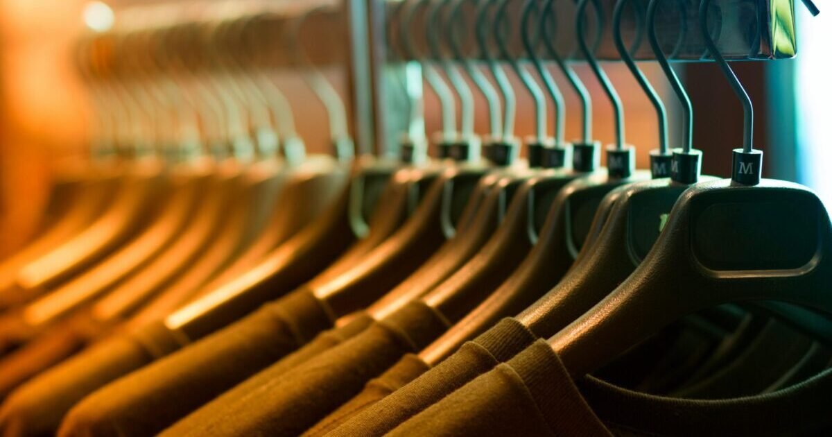 Marcas Mexicanas 04 Foto de Daian Gan: https://www.pexels.com/es-es/foto/pila-de-camisas-colgadas-en-el-perchero-102129/