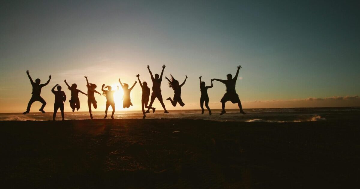 Mentes 03 Photo by Belle Co: https://www.pexels.com/photo/silhouette-photography-of-group-of-people-jumping-during-golden-time-1000445/