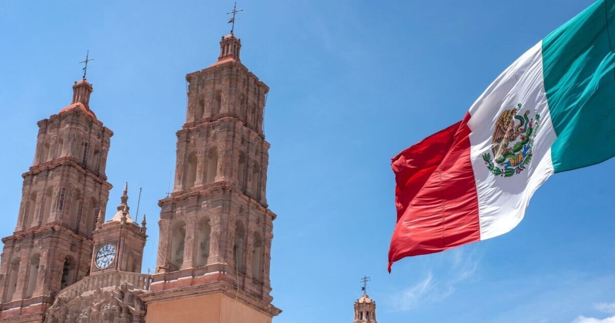 Mexican,Flag,Waving,With,Parroquia,Cathedral,Dolores,Hidalgo,Mexico,Behind, Mexican,Flag,Waving,With,Parroquia,Cathedral,Dolores,Hidalgo,Mexico,Behind,